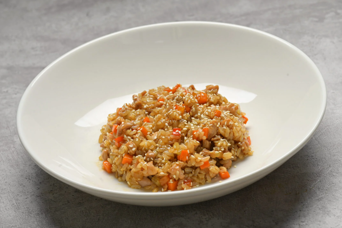Жареный рис с цыпленком и овощами Жареный рис с цыпленком и овощами