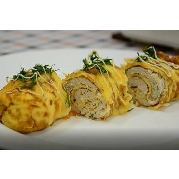Бризоль (яичный блин с куриным фаршем,  малиновый огурчик, сыр, соус)