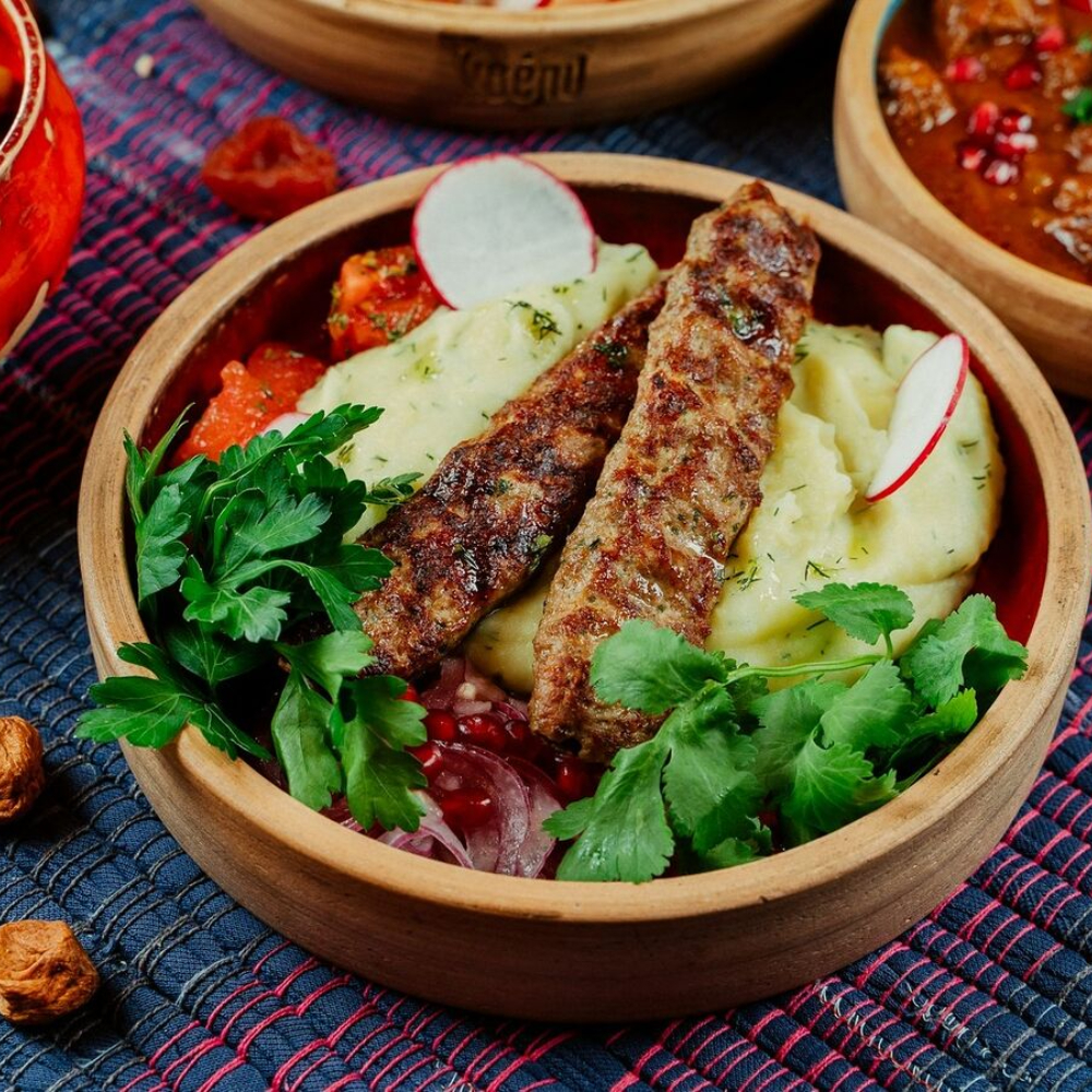 Картофельное пюре с мини люля Картофельное пюре с мини люля