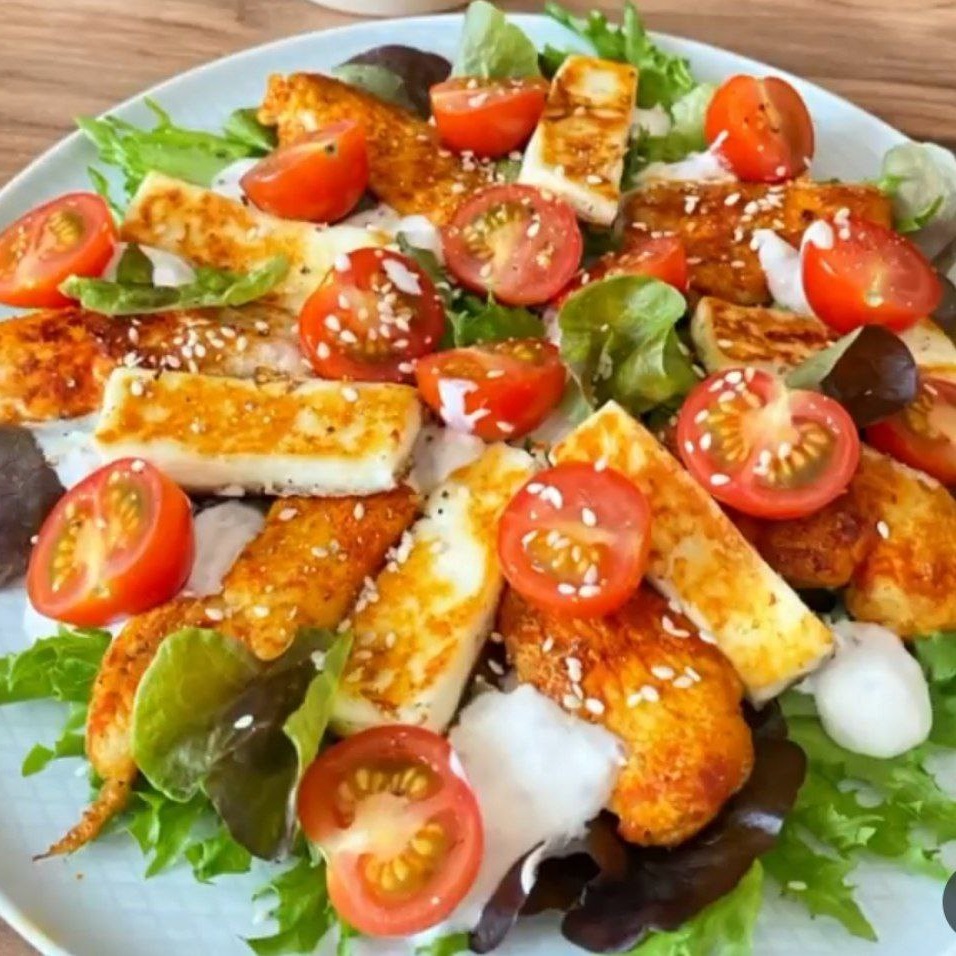 Тёплый салат с курицей, жареным адыгейским сыром, 100 гр. Тёплый салат с курицей, жареным адыгейским сыром, 100 гр.