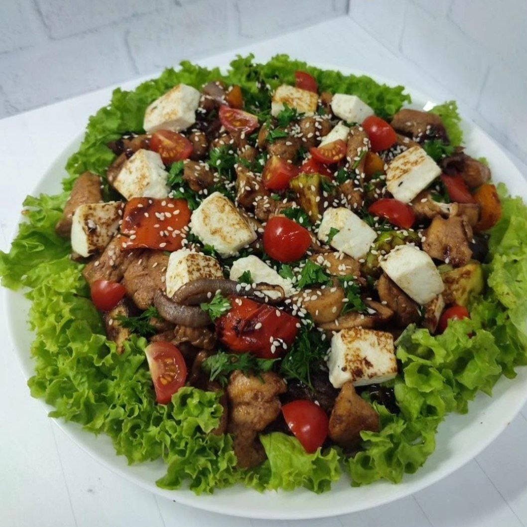 Тёплый салат с овощами-гриль, курицей, адыгейским сыром, 100 гр. Тёплый салат с овощами-гриль, курицей, адыгейским сыром, 100 гр.