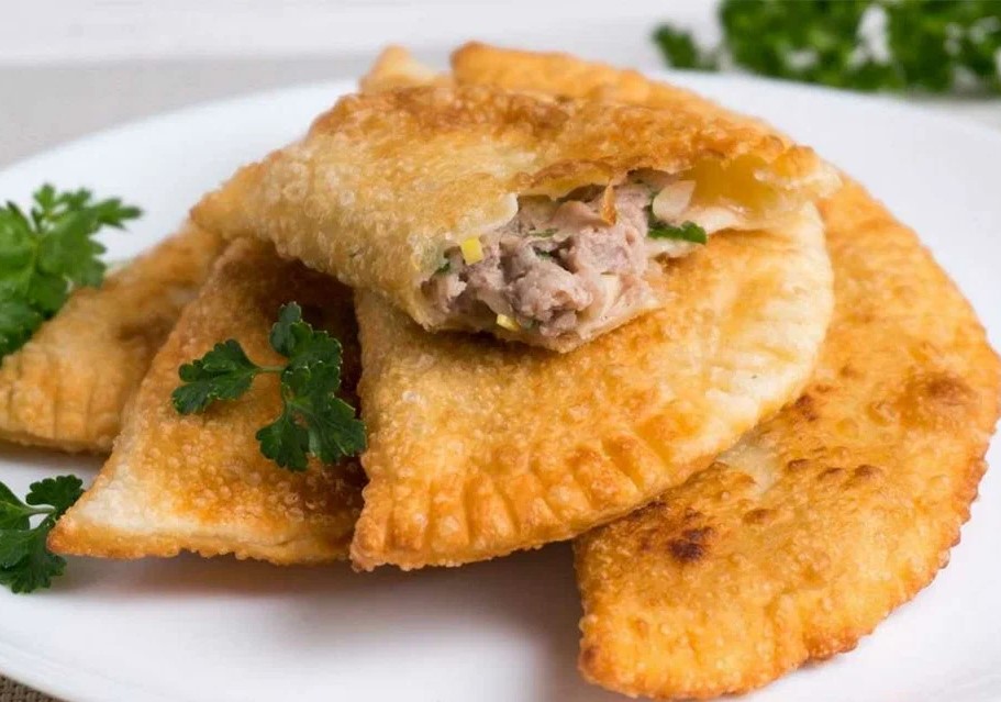 Сочный чебурек с мясом Сочный чебурек с мясом