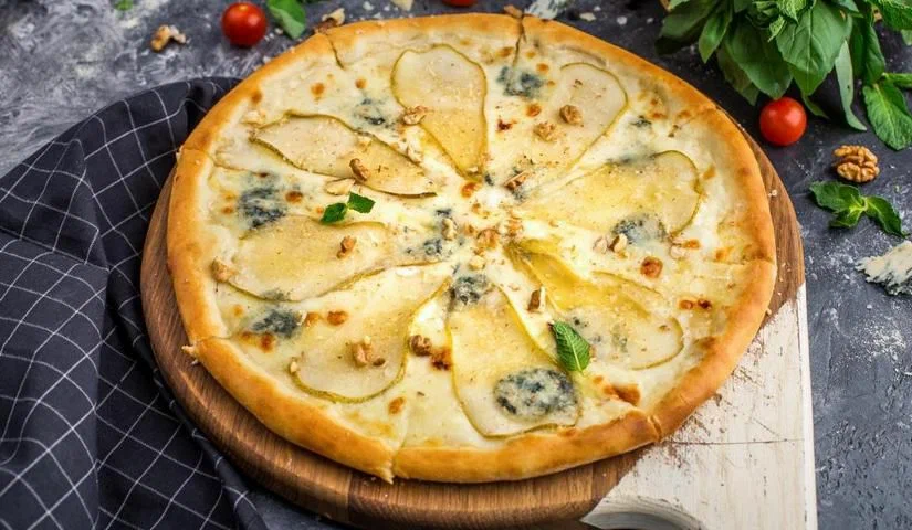 Пицца с грушей и сыром дорблю Пицца с грушей и сыром дорблю