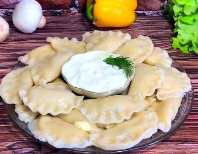 Вареники с картошкой и сметаной Вареники с картошкой и сметаной