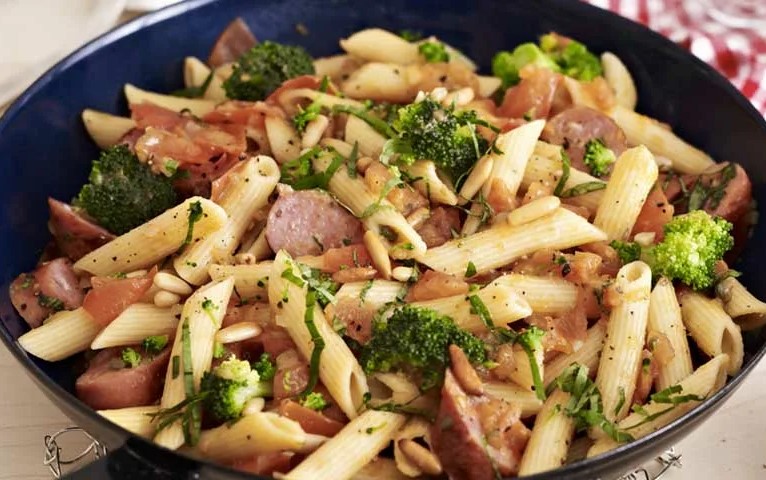 Паста с колбасками и брокколи Паста с колбасками и брокколи