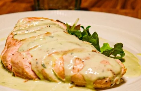 Куриная грудка с сырным соусом Куриная грудка с сырным соусом