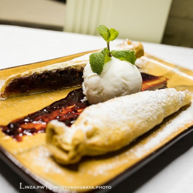 Вишневый штрудель с мороженым Вишневый штрудель с мороженым