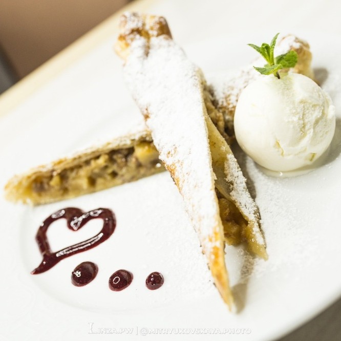 Яблочный штрудель с мороженым Яблочный штрудель с мороженым