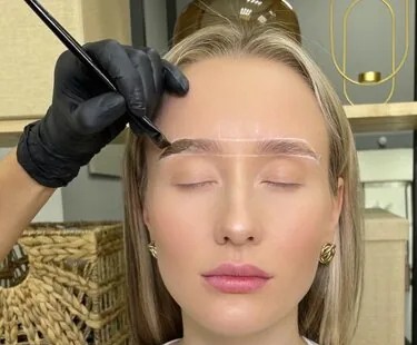Окрашивание бровей 