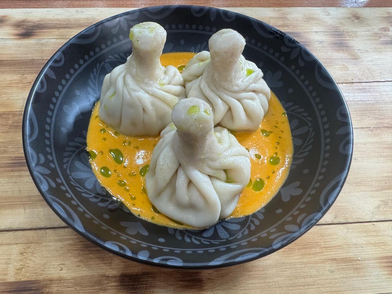 Хинкали с креветками и соусом «Биск», 395 гр. Хинкали с креветками и соусом «Биск», 395 гр.