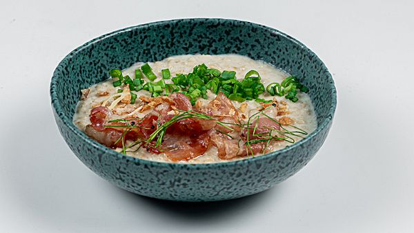 Овсяная каша с беконом и зеленым луком