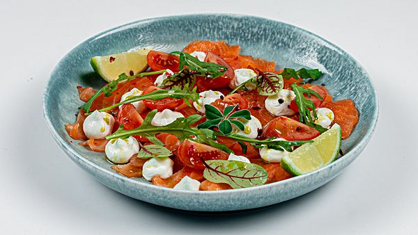 Лосось слабосоленый с творожным сыром и томатами черри