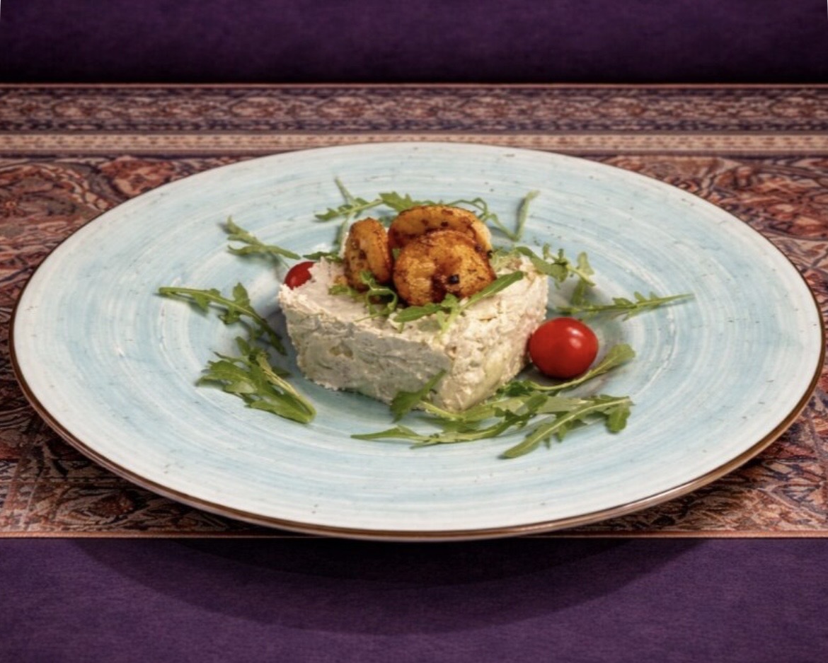 Салат с курицей и ананасом 300 г