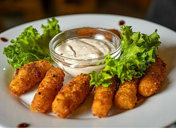 Сырные палочки с чесночным соусом