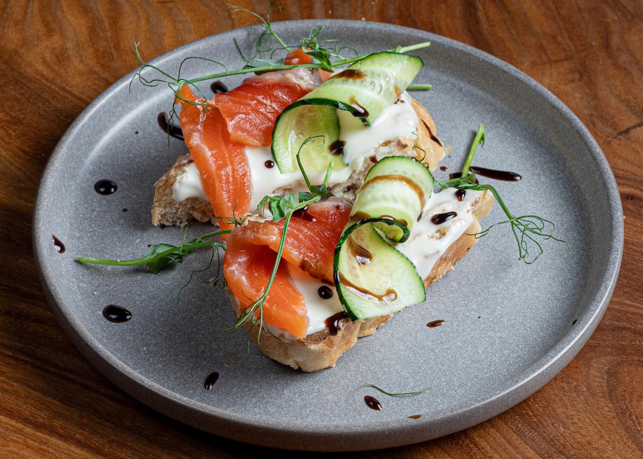 Брускетта с лососем