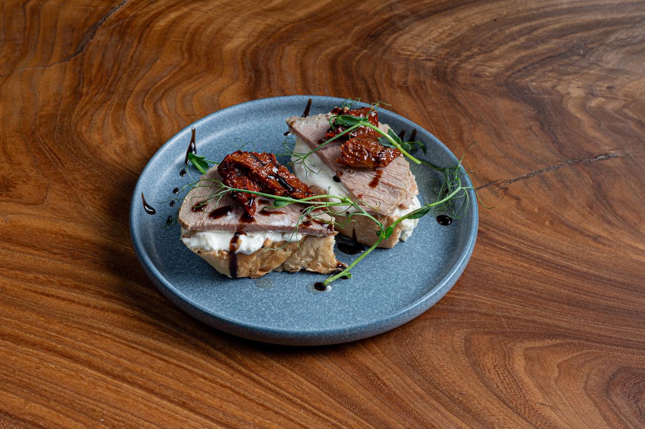 Брускетта с ростбифом