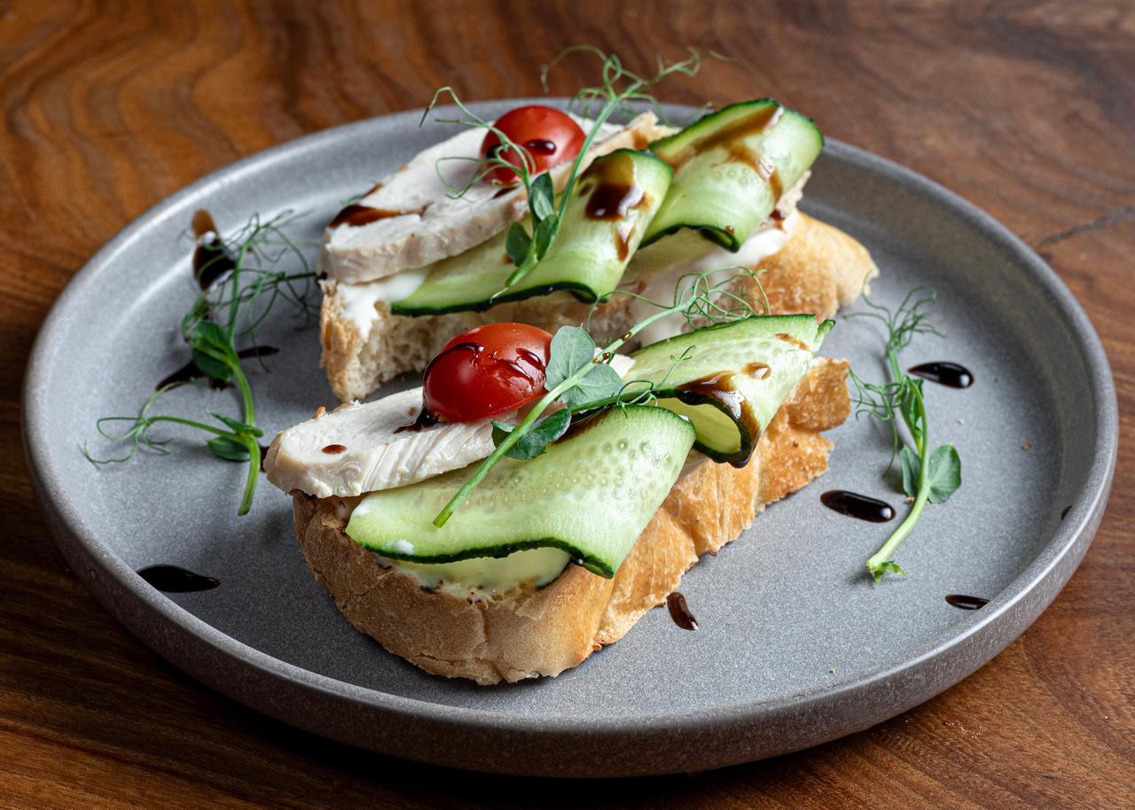 Брускетта с куриным филе