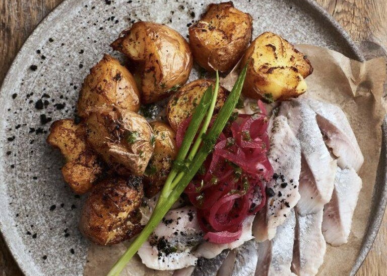 Сельдь с картофелем и маринованным луком