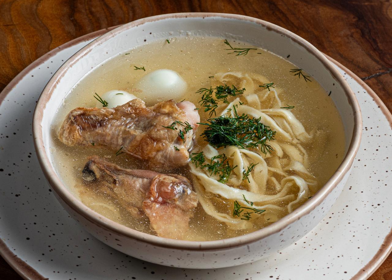 Домашний суп с цыпленком и перепелиным яйцом