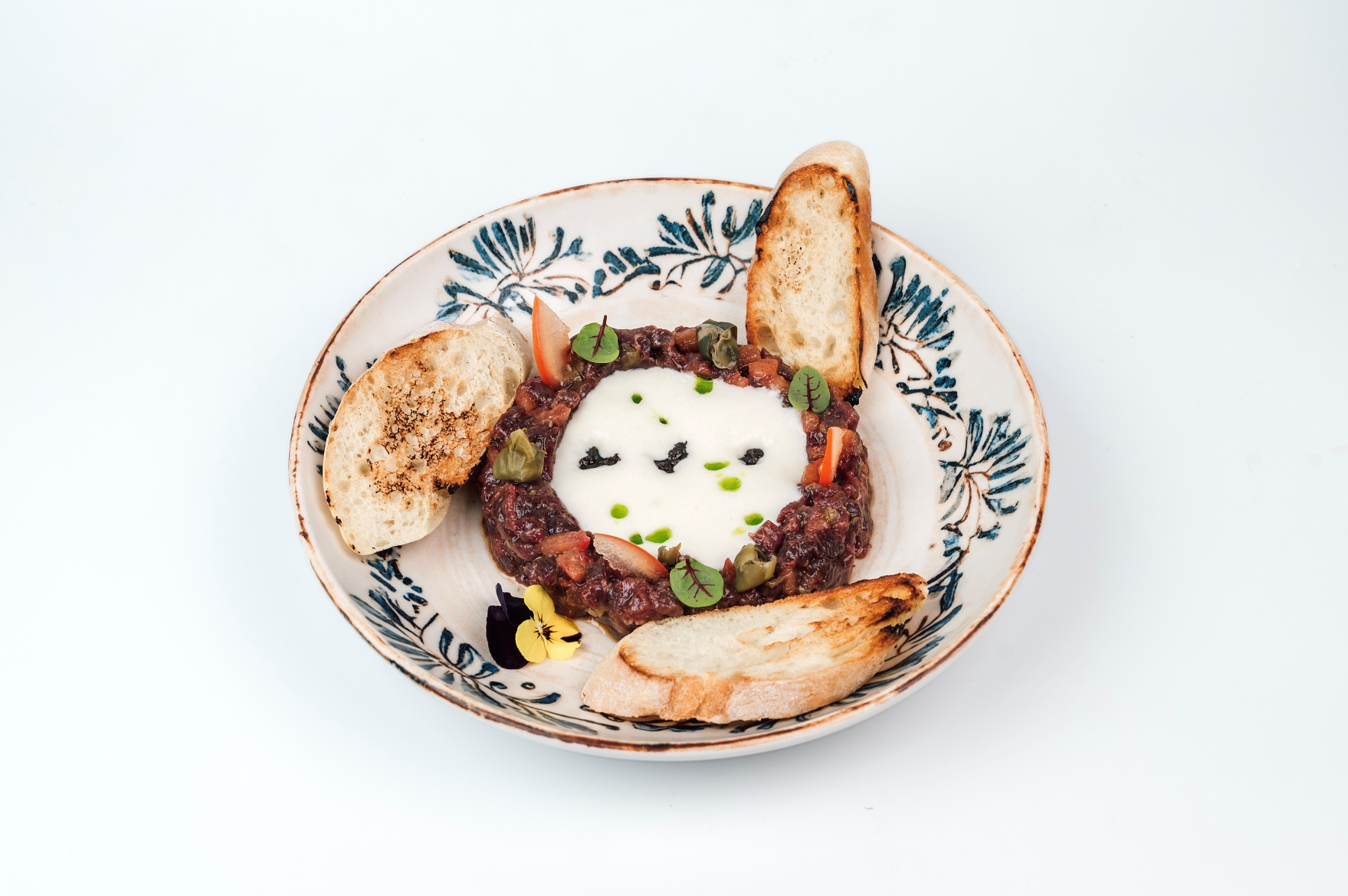 Тар-тар из оленины с трюфельной сальсой и сырным муссом