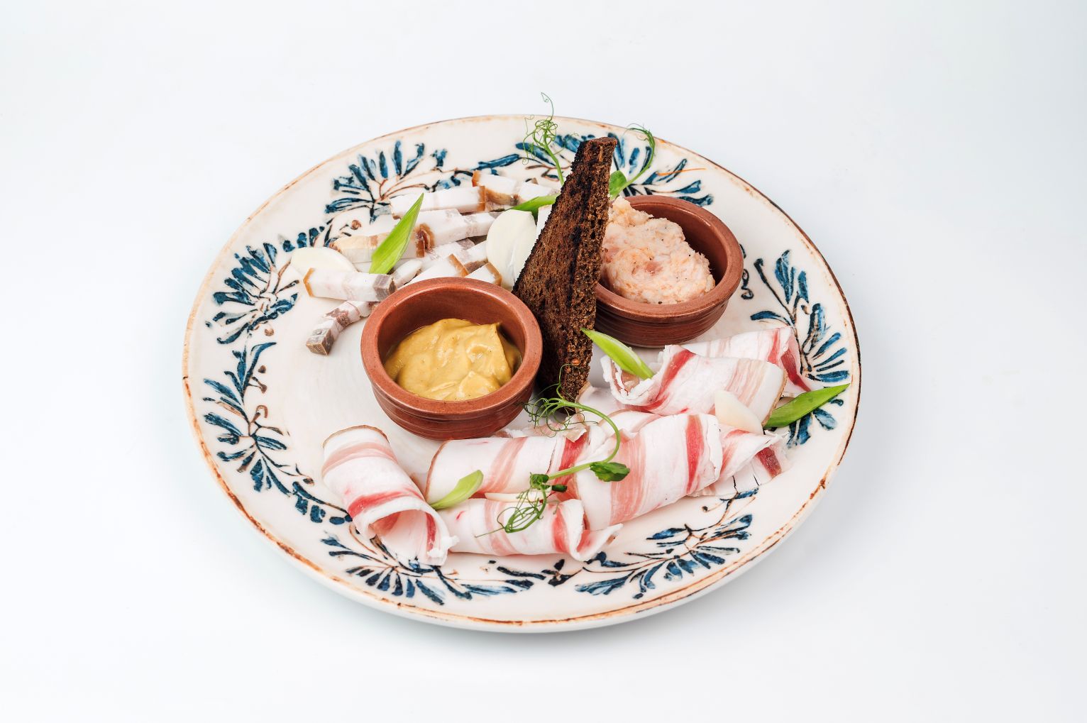 Трио из сала с бородинским хлебом