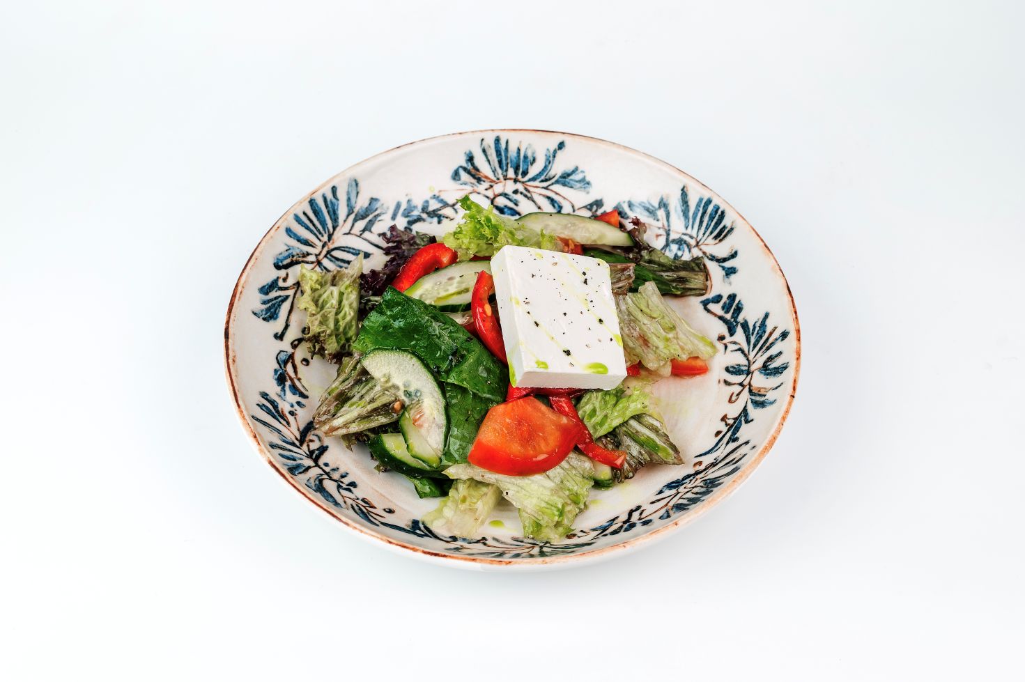 Салат домашний из свежих овощей с рассольным сыром