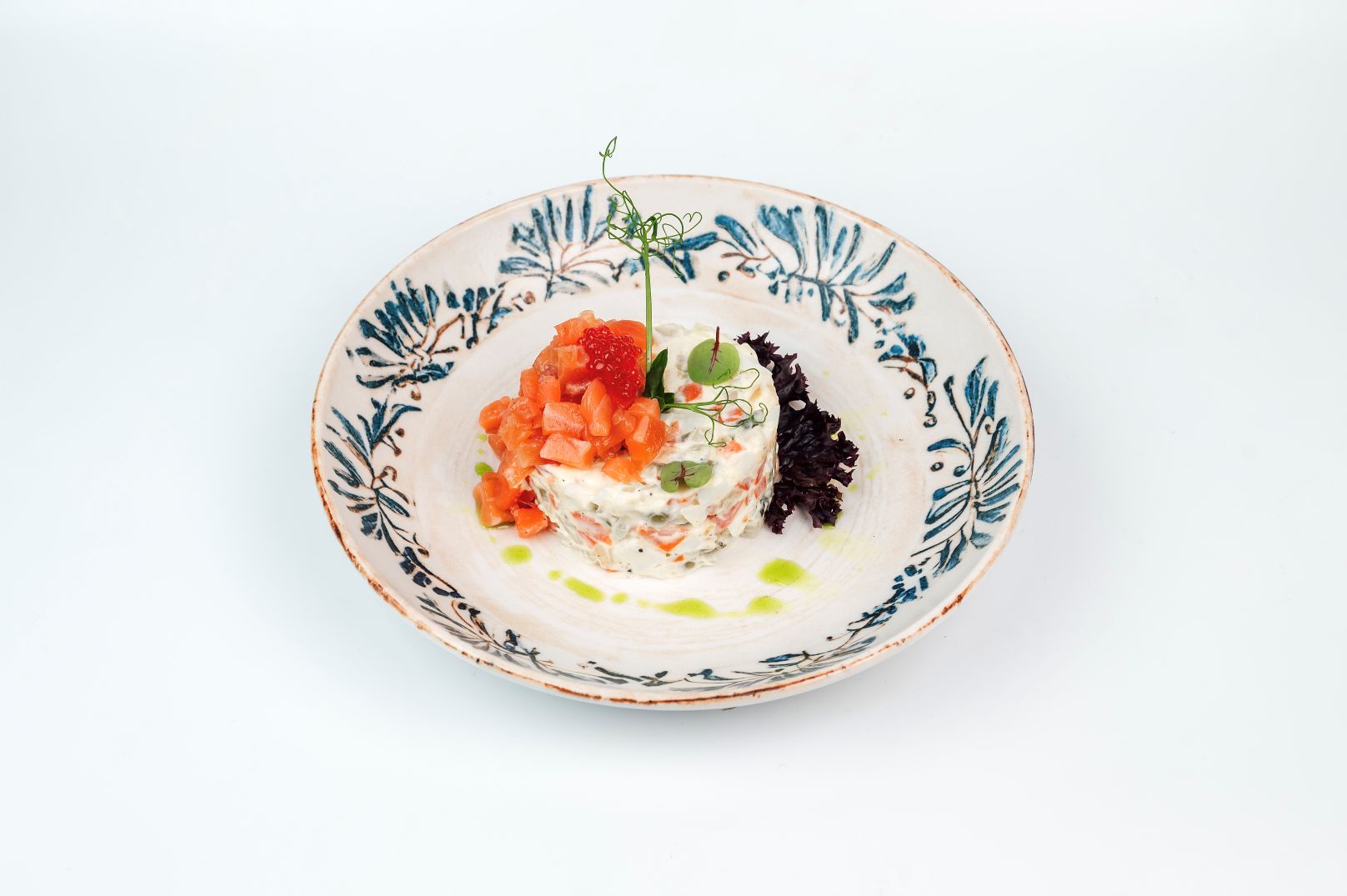 Оливье с лососем слабой соли и красной икрой