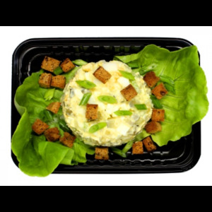 Закуска с маринованными огурцами, сельдереем и темными сухариками