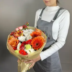 Букет с герберами, хризантемами и эустомой