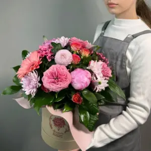 Коробочка цветов с герберами, розами и хризантемами