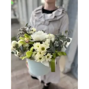 Коробочка цветов с орхидеей и кустовой хризантемой