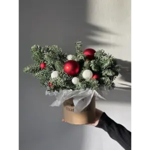 Новогодняя композиция в шляпной коробке