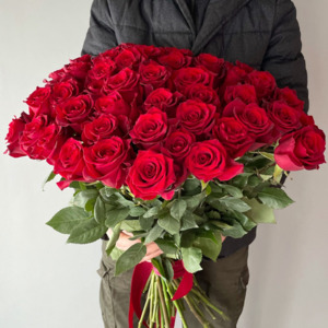 Букет из красных роз (60 см) 51 шт