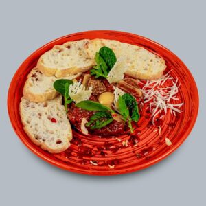 Тартар из говядины с классическим соусом Релиш