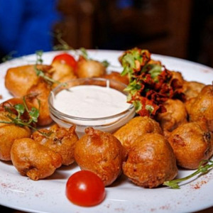 Шампиньоны в кляре с чесночным соусом