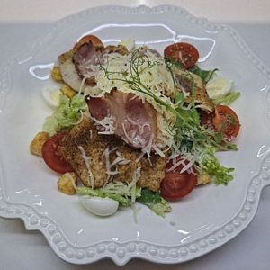 Салат Цезарь с курицей и беконом