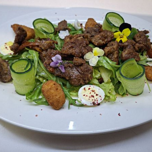 Салат с куриной печенью и сыром "Бри"