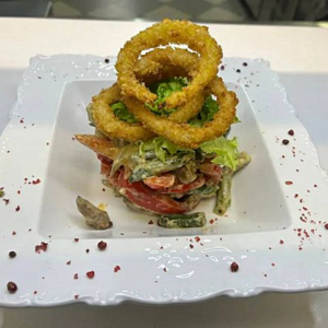 Теплый салат со свининой и печеными овощами