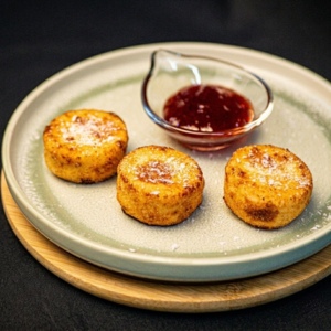 Сырники с брусничным соусом, 150г